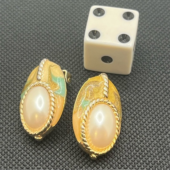 clip on gold tone, oval-shaped faux mabe pearl - Picture 5 of 8